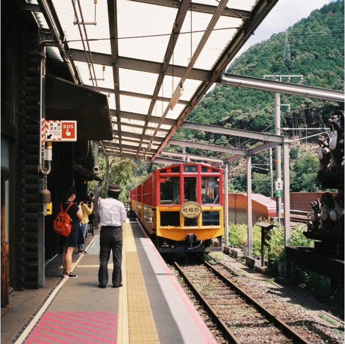 嵐山小火車站台
