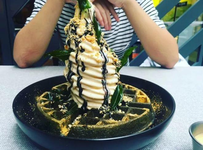鹹蛋黑炭鬆餅